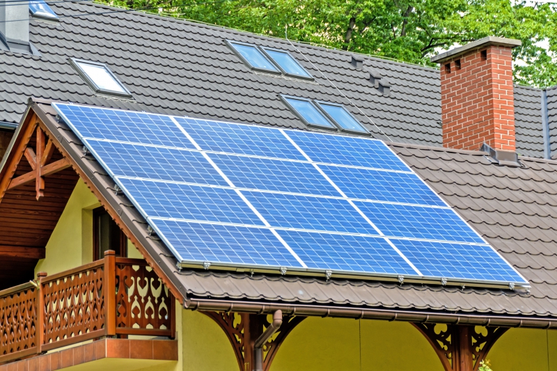 chauffagiste-BAGNOLS EN FORET-min_solar-panels-1477987